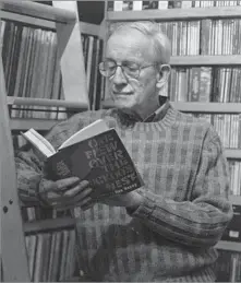  ?? Hank O’Neal ?? INFLUENTIA­L ARTIST Paul Bacon reads “One Flew Over the Cuckoo’s Nest,” which he designed. His 1949 essay on Thelonious Monk remains inf luential.