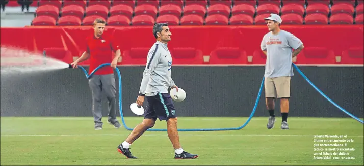  ?? FOTO: PEP MORATA ?? Ernesto Valverde, en el último entrenamie­nto de la gira norteameri­cana. El técnico se mostró encantado con el fichaje del chileno Arturo Vidal