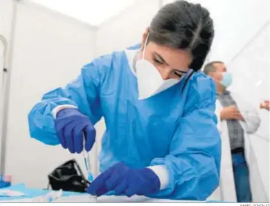  ?? RAFAEL GONZÁLEZ ?? Una enfermera carga una jeringa del contenido de un vial de una vacuna.