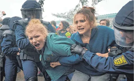  ?? FOTO: OLIVER WOLFF/NETFLIX/DPA ?? Zwei junge Frauen, gespielt von Luisa-Celine Gaffron (links) und Mala Emde, geraten in dem Film „Und Morgen die ganze Welt“immer tiefer in die Antifa-Szene und damit auch in einen Strudel der Gewalt.