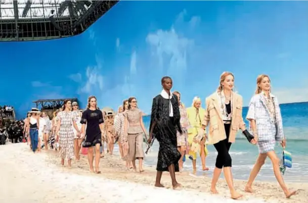  ??  ?? En el Grand Palais de París y con su afamado director creativo, Karl Lagerfeld, Chanel impactó con una puesta en escena que mostró, con olas verdaderas, una pasarela sobre la playa. El “fashion world” está listo para iniciar sus vacaciones.