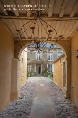  ??  ?? Derrière la porte cochère, loin du tumulte urbain, l'histoire reprend ses droits.