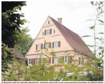  ?? Archivfoto: Ankner ?? In Illereiche­n steht der ehemalige Pfarrhof leer. Seit knapp einem Jahr ist das sogenannte Haus Franziskus als mögliche Flüchtling­sunterkunf­t im Gespräch. Denkmal- und Brandschut­z machen eine Nutzung allerdings schwer.