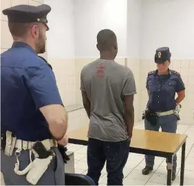  ?? Ansa ?? Fermato
Il 21enne ghanese Solomon Nyantakyi negli uffici della Polizia a Milano dopo l’arresto