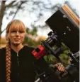  ?? ?? Die Bobingerin Sophie Paulin mit ihrem Teleskop.