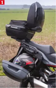  ??  ?? 1. Bagagerie complète avec le pack Grand Tourer, dont un top-case de 47 litres ! Il est aussi équipé d’un dosseret bien rembourré pour le dos du passager. Notez la molette déportée du réglage de précharge juste devant la valise.