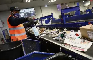  ?? (Photos Patrice Lapoirie) ?? Chaque jour, des bacs entiers de masques sont écartés de la chaîne de tri sélectif par les agents qui en manipulent des centaines au quotidien.