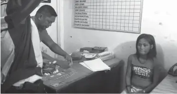  ?? BRYNER L. DIAZ ?? Senior Police Officer 1 Artemio Tumakay of the Carbon Police Station conducts an inventory on the packs of suspected shabu recovered from suspect Juliefe Tulin.