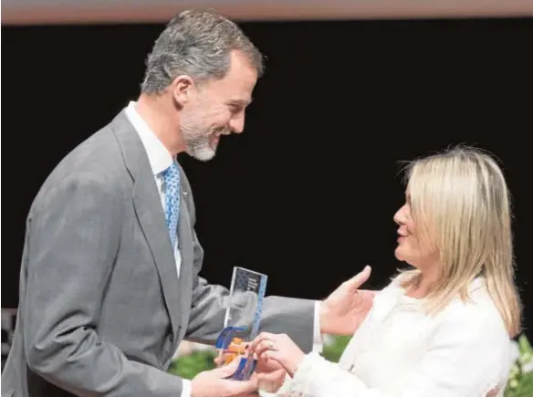  ?? IGNACIO GIL ?? Marimar Blanco entrega al Rey el Premio en Defensa de los Derechos Humanos de la AVT