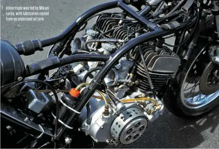  ??  ?? Inline triple was fed by Mikuni carbs, with lubricatio­n routed from an underseat oil tank