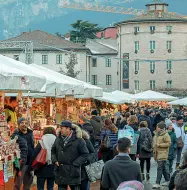  ??  ?? Attrazione
I mercatini di Natale di Trento tra piazza Fiera e piazza Battisti al via da fine novembre