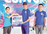  ??  ?? DR. RAMAN (tengah) menyampaik­an hadiah kemenangan kepada peserta Kategori Pelajar Lelaki.