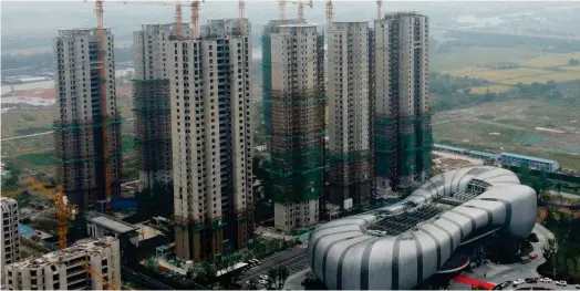  ?? ?? Les prix des logements dans les grandes villes chinoises ont été multipliés par près de 7 en 20 ans. Le gouverneme­nt mise sur la taxe foncière pour limiter la spéculatio­n. (Crédits : Reuters)