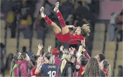  ?? Jorge Guerrero / AFP ?? Las jugadoras de España mantean a Vicky López tras la victoria en Sevilla, anoche.