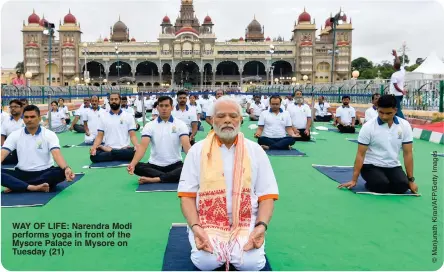  ?? ?? WAY OF LIFE: Narendra Modi performs yoga in front of the Mysore Palace in Mysore on Tuesday (21)