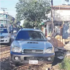  ??  ?? La camioneta usada por los delincuent­es fue abandonada a pocas cuadras. Había sido robada en Fernando de la Mora.