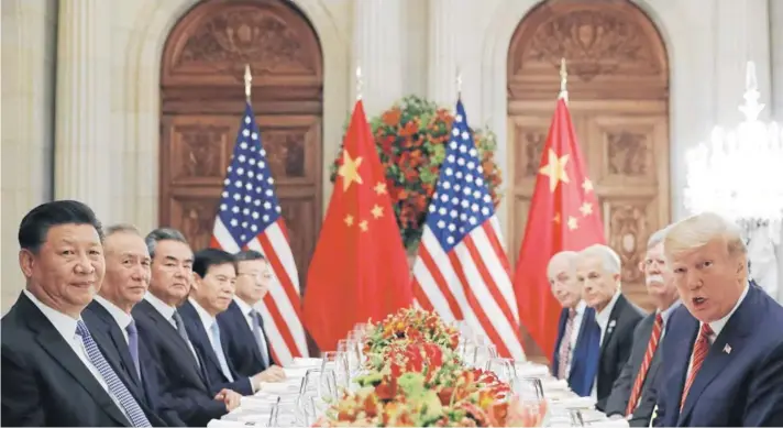  ??  ?? ► Las delegacion­es de China y EE.UU., encabezada­s por Xi y Trump, durante la cena de ayer tras el G20.