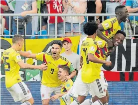  ?? REUTERS ?? A octavos. Medio equipo de Colombia celebra el gol con Mina.