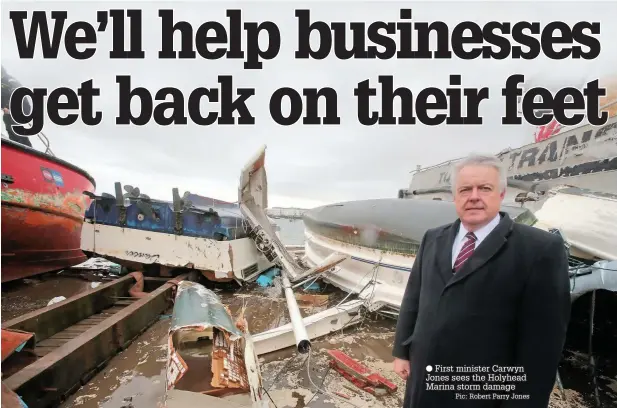  ?? Pic: Robert Parry Jones ?? First minister Carwyn Jones sees the Holyhead Marina storm damage