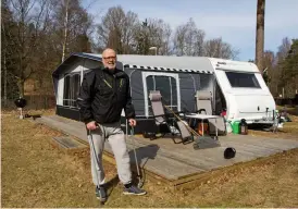  ??  ?? TRIVS MED CAMPING. Ulf Jönsson och hans fru Ulrika bor själva i en husvagn på campingen större delen av säsongen.