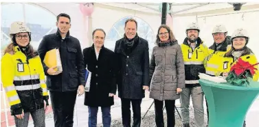  ?? FOTO: RÖHRIG ?? Stephan Keller (M.) und Wohnungsam­tsleiterin Friederike Nesselrode (r. daneben) brachten die Förderzusa­ge für die Sozialwohn­ungen mit.