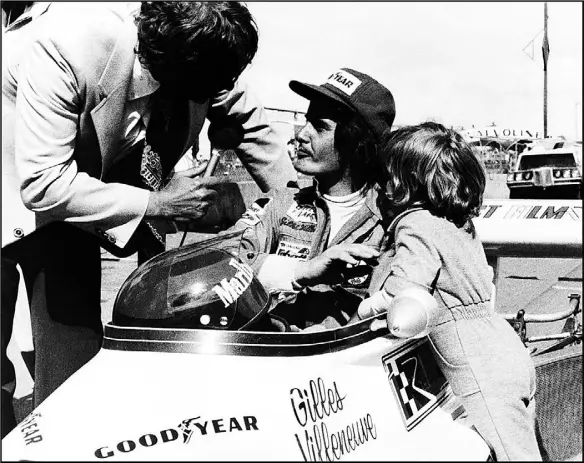  ?? AFP via Getty Images ?? Gilles Villeneuve gab vor dem Start noch ein Interview. 1974 wich ihm sein Sohn, Jacques, nie von der Seite.