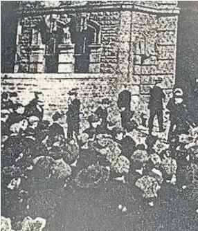  ??  ?? A crowd outside Swansea Prison awaits William Foy’s execution in 1909