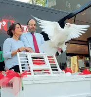  ??  ?? La colomba (simbolo di pace) all’inaugurazi­one della Festa