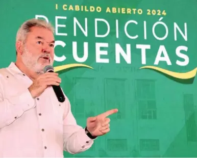  ?? ?? AUTORIDAD. El alcalde Roberto Contreras mientras brindaba su informe durante el cabildo abierto.