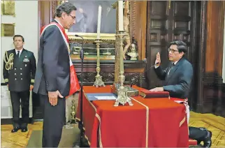  ??  ?? Lima. El presidente peruano Martín Vizcarra toma juramento al nuevo jefe de gabinete, Vicente Zeballos.