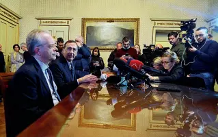  ?? (foto Ansa) ?? Al tavolo
Un momento della conferenza stampa sul fronte coronaviru­s del sindaco Beppe Sala con il prefetto Renato Saccone ieri mattina