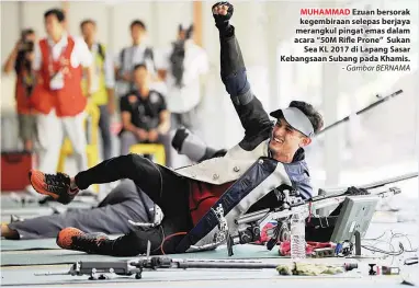  ?? - Gambar BERNAMA ?? MUHAMMAD Ezuan bersorak kegembiraa­n selepas berjaya merangkul pingat emas dalam acara “50M Rifle Prone” Sukan Sea KL 2017 di Lapang Sasar Kebangsaan Subang pada Khamis.