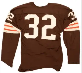  ?? COURTESY ROBERT EDWARDS AUCTIONS ?? This game-worn Jim Brown jersey recently sold for $75,000 during an auction.