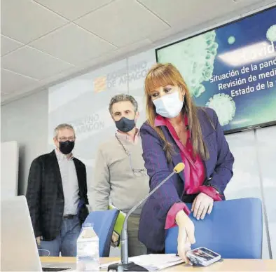  ?? ÁNGEL DE CASTRO ?? Abad, Falo y Repollés, ayer, en la rueda de prensa en la que anunciaron los cambios normativos por el covid.