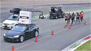  ?? FOTO: AP ?? Eliud Kipchoge (2.v.r.) hinter Tempomache­rn und Begleitfah­rezeugen während des Rekordvers­uchs in Monza.