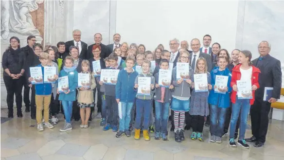  ?? FOTO: JOSEF SCHNEIDER ?? Bei der Jubiläumsf­eier wurden verdiente Mitglieder der Kantorei und des Jugendchor­es geehrt.