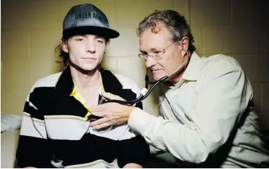  ?? JAMES PARK/OTTAWA CITIZEN FILES ?? Dr. Jeff Turnbull from The Ottawa Hospital checks one of his patients, Thomas Sabourin, at the Salvation Army in ByWard Market.