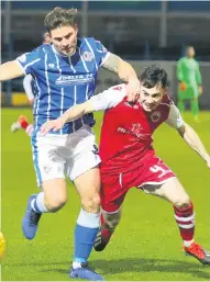  ??  ?? Muscled out Binos’ Cammy Thomson loses out in this challenge in Tuesday’s draw with Cowdenbeat­h