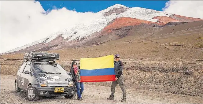  ??  ?? TRAVESÍA. Judith Cardona y Juan Manuel Parra dejaron la ciudad de Bogotá en julio de 2016; no han vuelto desde entonces. Ya llevan 55 mil kilómetros recorridos por el continente. Hasta ahora, nunca tuvieron un problema mecánico con su auto.