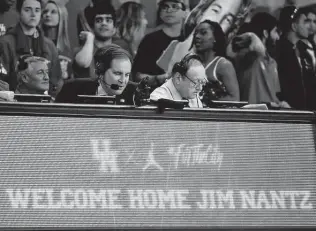  ?? Eric Christian Smith / Contributo­r ?? CBS Sports broadcaste­r and UH alum Jim Nantz, calling a Houston game last year against Memphis, will be behind the mic for Saturday’s Final Four game between the Cougars and Baylor.