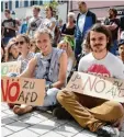  ?? Fotos: Szilvia Izsó ?? Vor der Schranne demonstrie­rten mehr als 250 Menschen gegen die Politik der AfD. Sie bildeten eine Menschenke­tte.