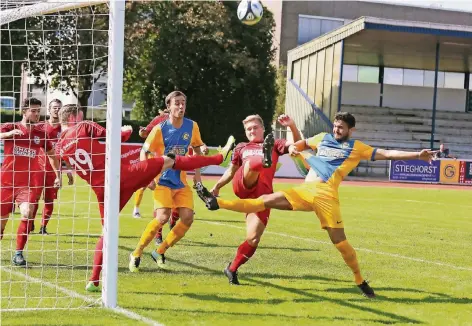  ?? RP-FOTO: ACHIM BLAZY ?? Fußball-Ballett: Ismail Cakici (r.) balgt sich mit gleich zwei Wuppertale­r Abwehrspie­lern um den Ball.