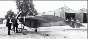  ?? MAE DR ?? Édouard Nieuport aux commandes de son premier Nieuport II N à moteur Nieuport de 30 ch.