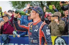  ??  ?? Tiefer Schluck aus der Pulle: Thierry Neuville feierte zuletzt in Polen seinen dritten Saisonsieg und jagt nun Titelverte­idiger Sébastien Ogier.
FOTO: AFP/ RADWANSKI