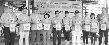  ??  ?? Koh (fourth left) presenting souvenirs to Joannes (fifth left), Wong (fifth right), Lui (second left), Chin (left), Yeh (fourth right) and the sponsors.