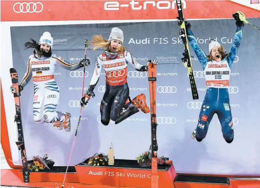  ?? PHOTO AFP ?? Mikaela Shiffrin (au centre) a remporté hier le slalom du City Event de Stockholm. L’américaine de 23 ans a devancé l’allemande Christina Geiger (à gauche) et la Suédoise Anna Swenn Larsson. Shiffrin a réussi à surmonter de graves problèmes de santé.