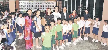  ??  ?? Bong (second right), KDTTA chairperso­n Helena Christine Wee (right) and Wang (third right) pose with the teachers and pupils.