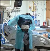  ?? MARCO, CALIFORNIA HEALTHLINE
PHOTO HEIDI DE ?? Health care workers must wear a special respirator, a gown and gloves before entering a COVID-19 patient’s room.