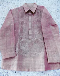  ??  ?? TRADITIONA­L Barong Tagalog of sinamay fabric by Cecilia G. Villanueva