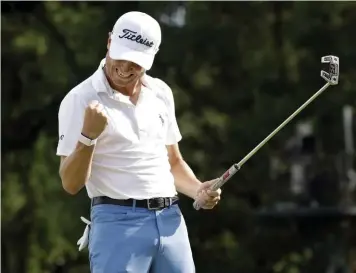  ?? ASSOCIATED PRESS ?? BACK ON TOP: Justin Thomas celebrates after making a birdie at No. 18 and winning the BMW Championsh­ip yesterday at Medinah Country Club in Medinah, Ill.